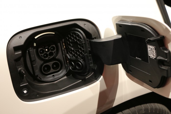 Der EQC verfügt über einen Ladestecker vom Typ CC22 und lässt sich zweiphasig mit 7,4 kW aufladen. (Foto: Friedhelm Greis/Golem.de)