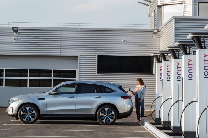 Mit Gleichstrom ist eine Ladeleistung von bis zu 110 kW möglich. (Foto: Daimler AG)