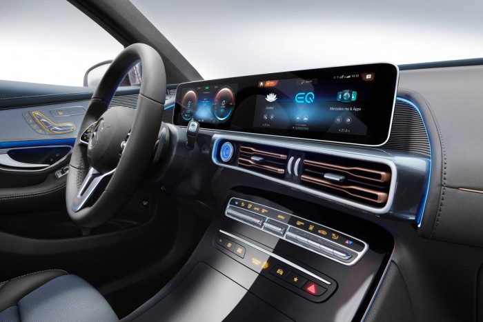 Zwei Displays sind hinter einer gemeinsamen Glasscheibe angebracht. Das rechte Display lässt sich mit den Fingern bedienen. (Foto: Daimler AG)