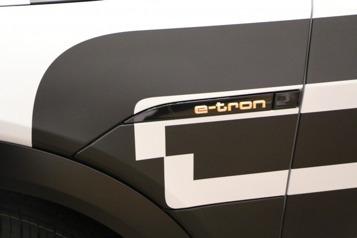 Die Ladeklappe befindet sich auf der linken Seite neben der Fahrertür. Auf Wunsch ist eine weitere Klappe auf der rechten Seite bestellbar. (Foto: Friedhelm Greis/Golem.de)