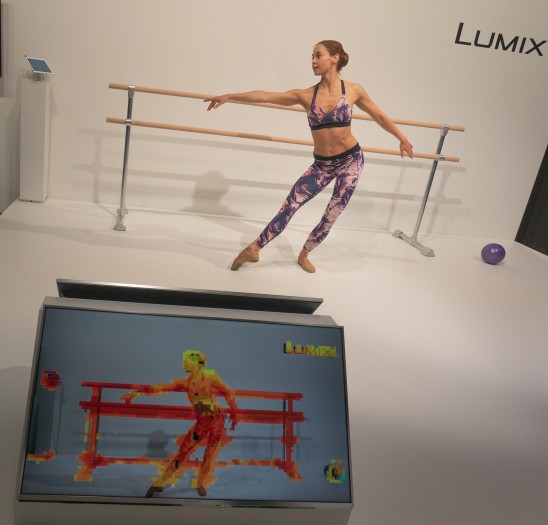 An einem Versuchsaufbau demonstriert Panasonic den durch künstliche Intelligenz unterstützten Autofokus (siehe im Detail im Folgebild). (Bild: Petra Vogt)