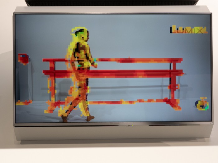 Auf einer Farbskala von Rot über Gelb nach Blau visualisiert Panasonic die Entfernung der Motivbestandteile (siehe auch Folgebild) (Bild: Petra Vogt)