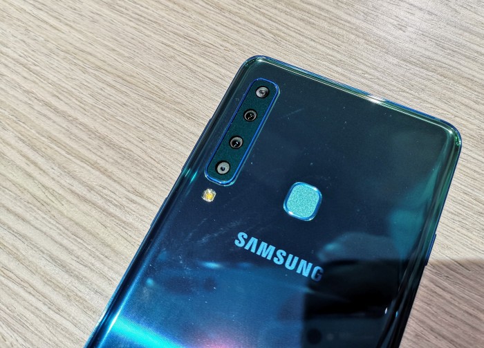 Der Fingerabdrucksensor ist in der Mitte der R&uuml;ckseite verbaut. (Bild: Tobias K&ouml;ltzsch/Golem.de)