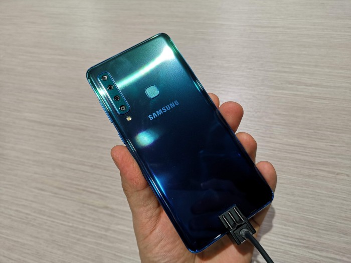 Die R&uuml;ckseite des Galaxy A9 ist sehr anf&auml;llig f&uuml;r Fingerabdr&uuml;cke. (Bild: Tobias K&ouml;ltzsch/Golem.de)