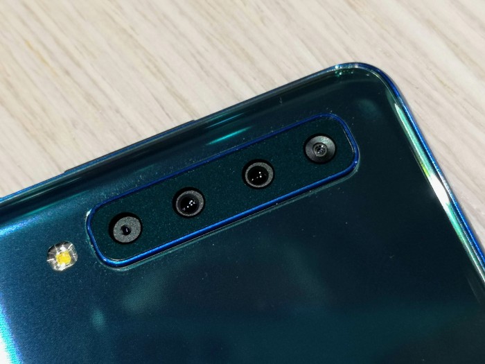 Die vier Kameras des Galaxy A9 sind in einer Reihe untereinander verbaut. (Bild: Tobias K&ouml;ltzsch/Golem.de)
