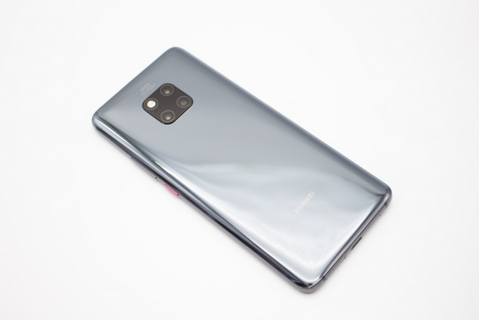 Auf der Rückseite hat Huawei eine Dreifachkamera verbaut. (Bild: Tobias Költzsch/Golem.de)