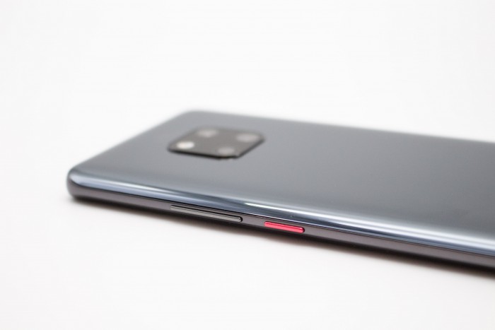 Das Design des Mate 20 Pro ist schlicht, der Ein-Schalter bringt einen kleinen farbigen Akzent. (Bild: Tobias Költzsch/Golem.de)