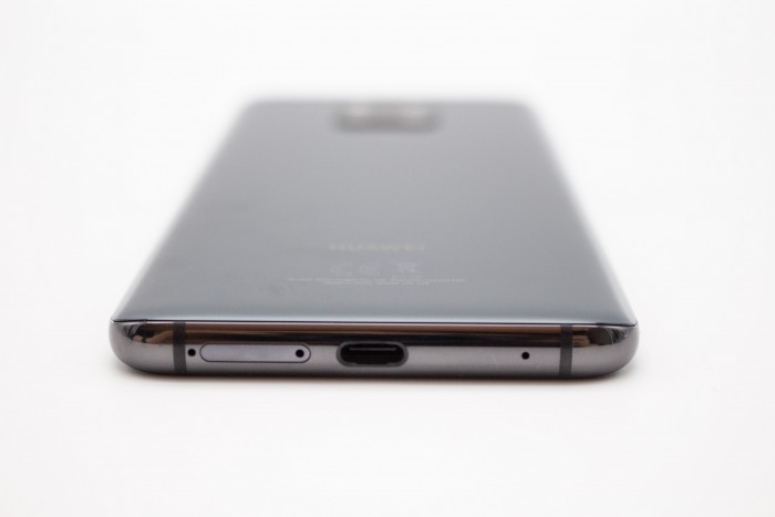 Geladen wird das Mate 20 Pro über einen USB-C-Anschluss, das Smartphone kann aber auch drahtlos geladen werden. (Bild: Tobias Költzsch/Golem.de)