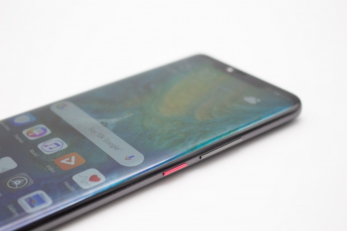 Den Rand des Displays hat Huawei abgerundet, wie es auch Samsung macht. (Bild: Tobias Költzsch/Golem.de)