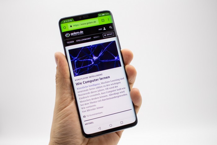 Wie seine Vorgänger ist das Mate 20 Pro kein besonders kleines Smartphone. (Bild: Tobias Költzsch/Golem.de)