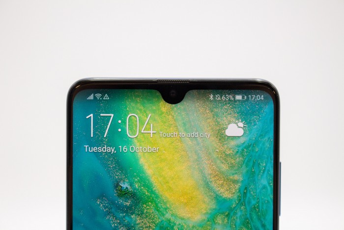 Die technisch etwas reduzierte Version des Pro-Modells hat eine wesentlich kleinere Notch, da das Gerät eine weniger aufwendige Gesichtsentsperrung verwendet. (Bild: Tobias Költzsch/Golem.de)
