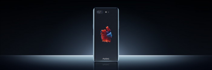 Das rückseitige Display ist ein OLED. (Bild: Nubia)