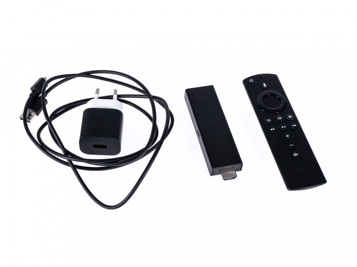 Amazons Fire TV Stick 4K mit verbesserter Fernbedienung, USB-Ladekabel und Netzteil (Bild: Martin Wolf/Golem.de)