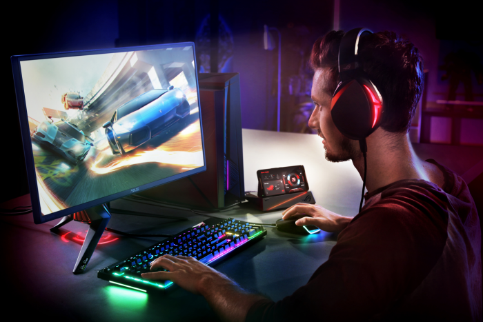 Mit dem Desktop Dock lässt sich das Smartphone mit einem Monitor, einer Tastatur und einer Maus verwenden. (Bild: Asus)