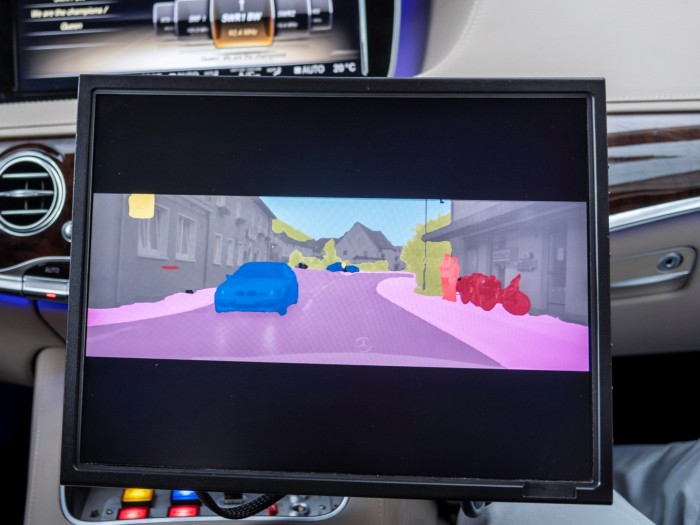 Neuronale Netze erkennen in den Aufnahmen die unterschiedlichen Objekttypen, wie Fußgänger, Fahrzeuge oder die Fahrbahn. (Bild: Daimler)