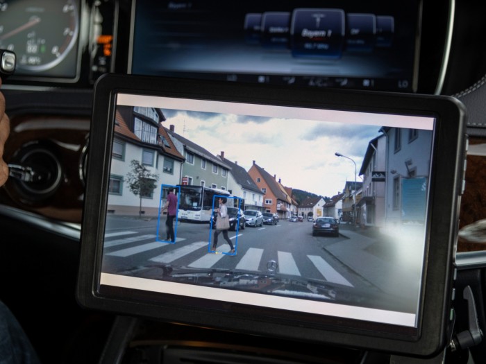 Fußgänger werden dann detailliert analysiert, um ihre mutmaßliche Bewegungsrichtung zu erkennen. (Bild: Daimler)