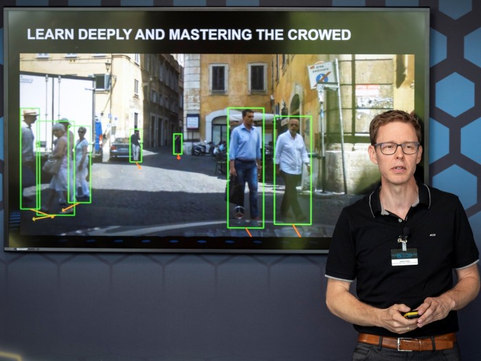 Entwickler Jascha Freess erläutert, wie sich das autonome Auto in einer belebten Straße orientiert. (Bild: Daimler)