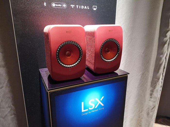 Der Streaming-Lautsprecher LSX von KEF wird als Paar verkauft. (Bild: Tobias Költzsch/Golem.de)