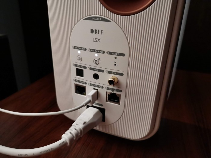 Der Hauptlautsprecher bietet eine Reihe von Eingängen. (Bild: Tobias Költzsch/Golem.de)