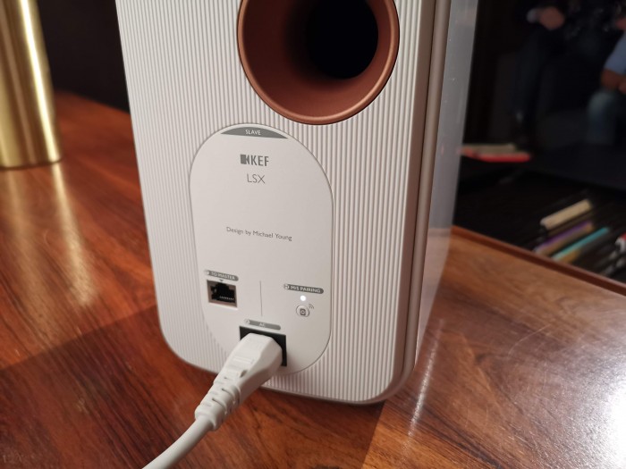 Der Nebenlautsprecher ist ein klassischer Slave, der klanglich aber dem Hauptlautsprecher entspricht. (Bild: Tobias Költzsch/Golem.de)