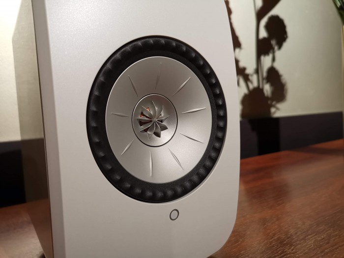 Der Treiber mit seiner großen Aluminiumkalotte (Bild: Tobias Költzsch/Golem.de)