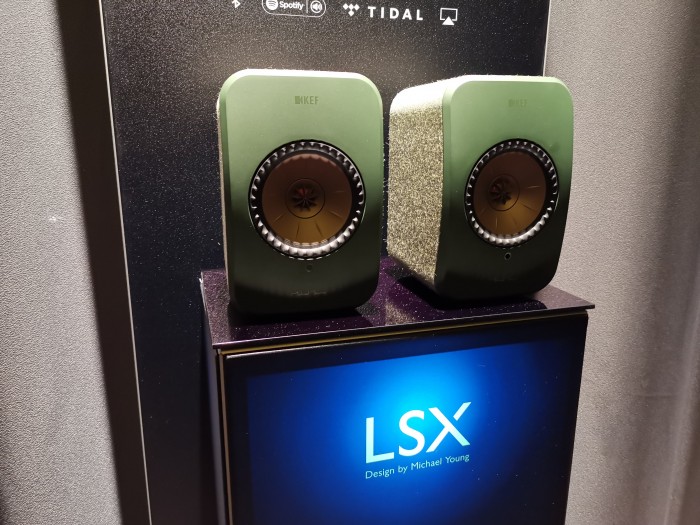 Bis auf das weiße Modell haben alle LSX einen Stoffüberzug. (Bild: Tobias Költzsch/Golem.de)