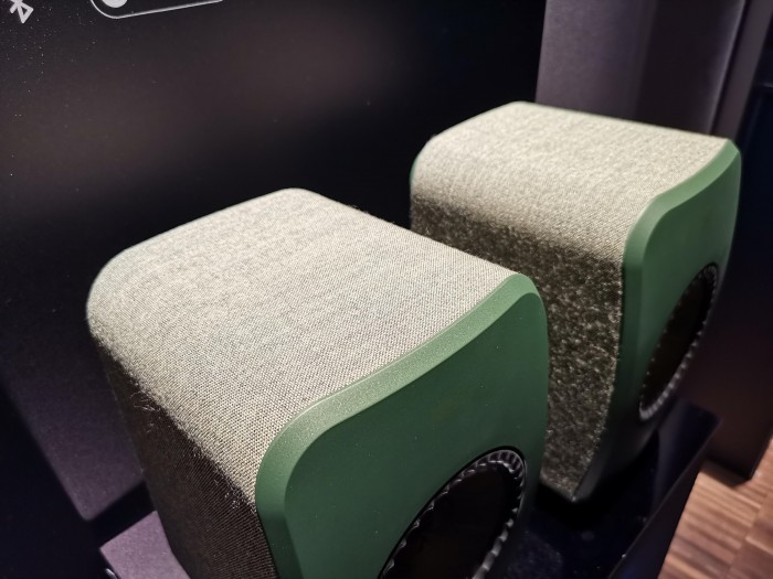 Der Stoffüberzug wirkt edel. (Bild: Tobias Költzsch/Golem.de)