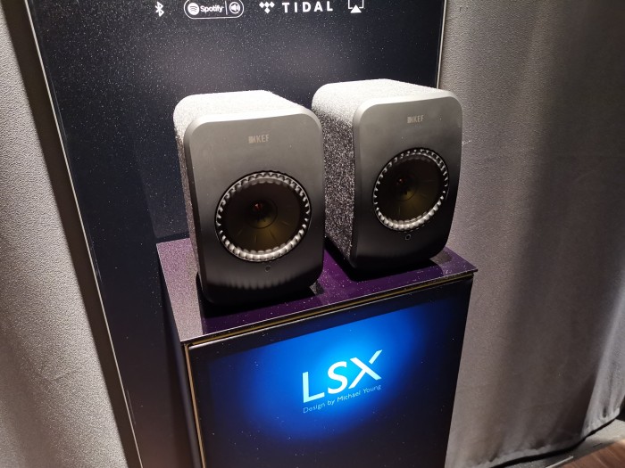 Die Verarbeitung der Lautsprecher ist sehr hochwertig. (Bild: Tobias Költzsch/Golem.de)