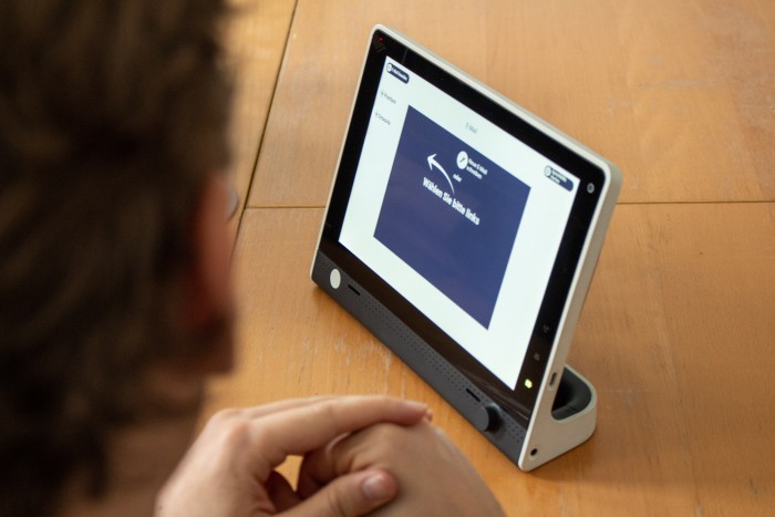 Dank des Standfußes kann das Nepos-Tablet hingestellt werden, etwa, um einen Film oder Fotos anzuschauen. (Bild: Martin Wolf/Golem.de)