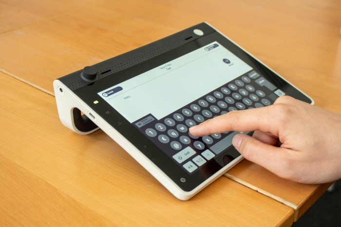 Das Tablet kann aber auch hingelegt werden, um beispielsweise eine E-Mail zu schreiben. (Bild: Martin Wolf/Golem.de)