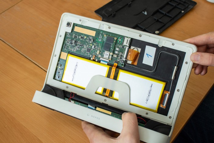 Das Innere des Nepos-Tablets, das bei einem Fertiger in China hergestellt wird (Bild: Martin Wolf/Golem.de)