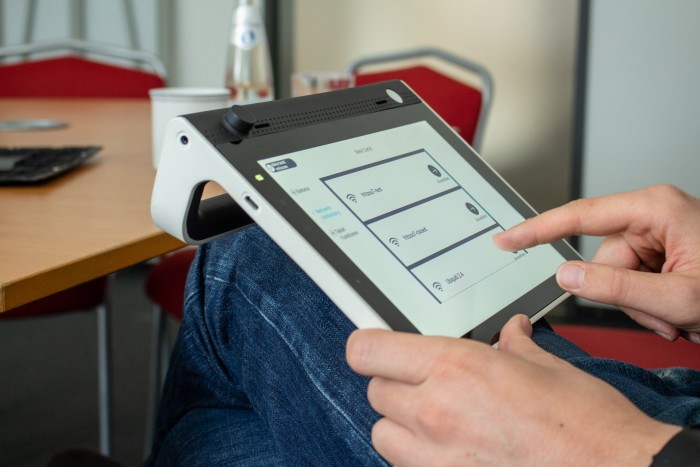 Dank des Standfußes lässt sich das Tablet durchaus auch auf dem Schoß verwenden. (Bild: Martin Wolf/Golem.de)