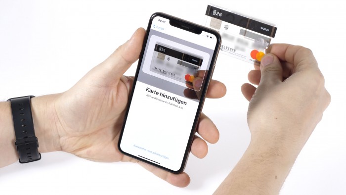 Für die Verknüpfung einer Kredit- oder Debit-Karte mit Apple Pay müssen wir diese vor die Kamera des iPhones halten. (Bild: Martin Wolf/Golem.de)