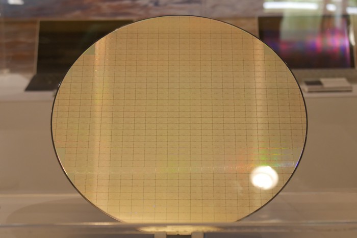 300-mm-Wafer mit Snapdragon 8cx (Bild: Marc Sauter/Golem.de) 
