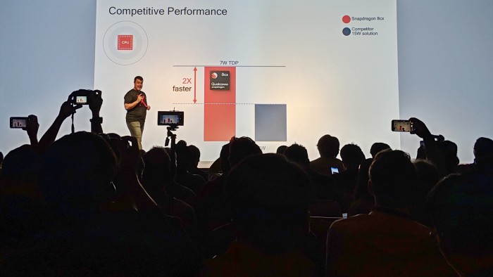 Bei 7 Watt soll der Snapdragon 8cx einen Quadcore-i5 locker schlagen. (Bild: Marc Sauter/Golem.de) 