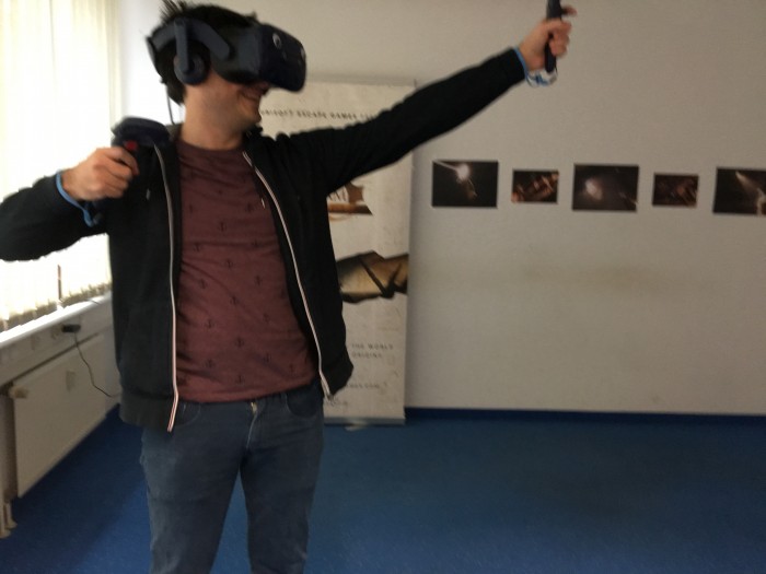 Der Games-Programmierer Gennadiy Bardachev in einem Testraum (Bild: Maja Hoock)