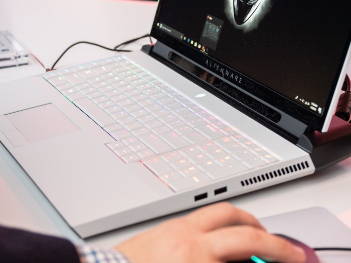 Das Area-51m hat ein neues Design bekommen, das etwas dezenter als bei vielen Konkurrenten ist. (Bild: Martin Wolf/Golem.de)