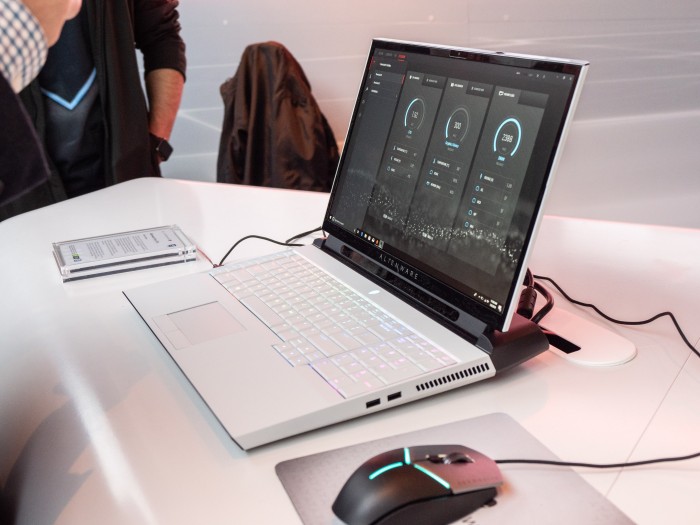 Die hintere Seite des Notebooks ist merklich wuchtiger als der vordere Bereich. (Bild: Martin Wolf/Golem.de)