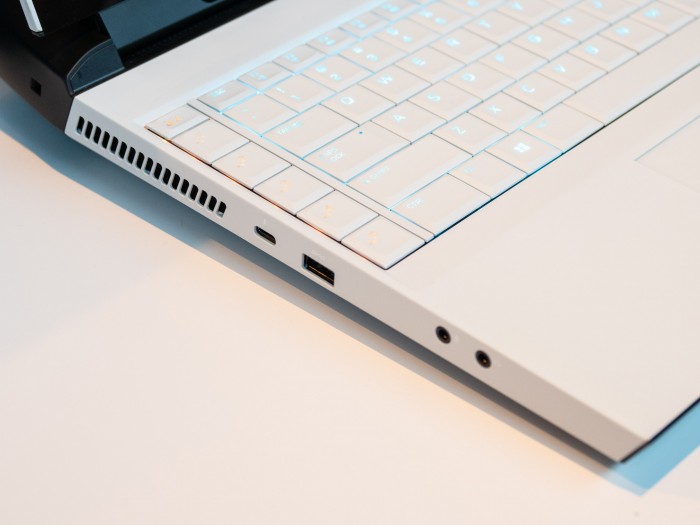 Das Area-51m hat zahlreiche Anschlüsse an den Seiten und der Rückseite. (Bild: Martin Wolf/Golem.de)