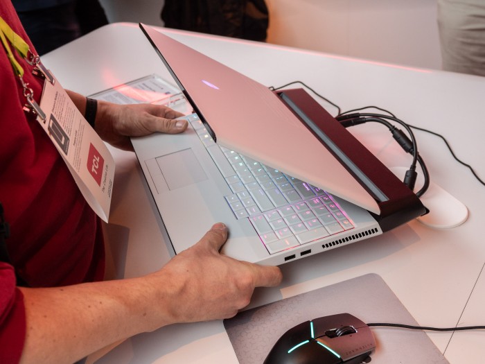 Mit fast vier Kilogramm ist das Notebook kein Leichtgewicht. (Bild: Martin Wolf/Golem.de)