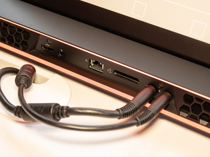 Auf der Rückseite sind zahlreiche Anschlüsse untergebracht - und natürlich RGB-Beleuchtung. (Bild: Martin Wolf/Golem.de)