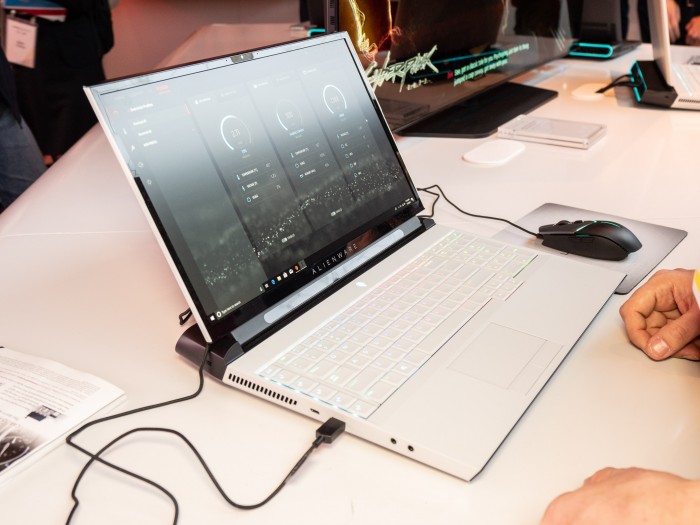 Das Area-51m ist definitiv kein kompaktes Gamimg-Notebook. (Bild: Martin Wolf/Golem.de)