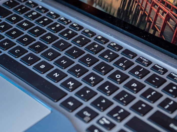 Das neue Latitude hat eine gute Tastatur. (Bild: Martin Wolf/Golem.de)