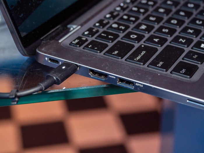 Die Anschlüsse sind reichhaltig. (Bild: Martin Wolf/Golem.de)