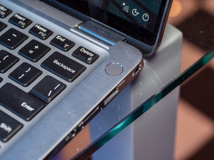 Die Scharniere erlauben es, die Tastatureinheit des 2-in-1 komplett umzuklappen. (Bild: Martin Wolf/Golem.de)