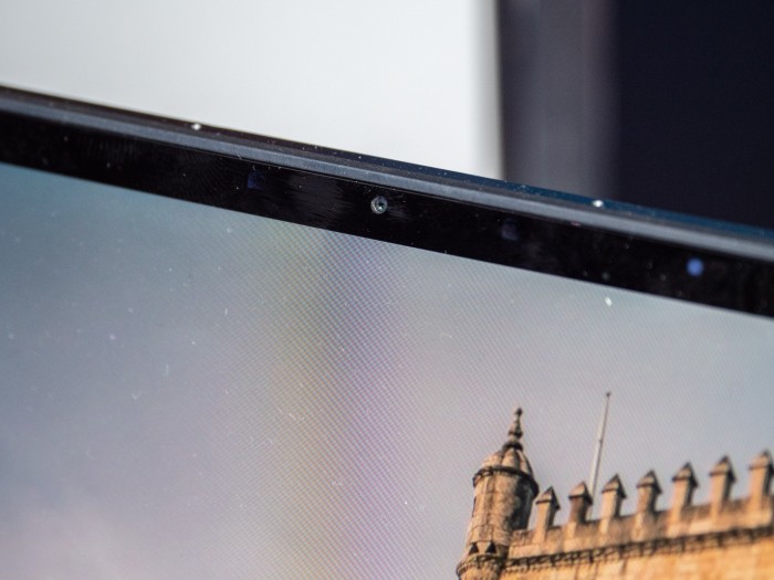 Die Kamera ist trotz des schmalen Rahmens oberhalb des Displays angebracht. (Bild: Martin Wolf/Golem.de)