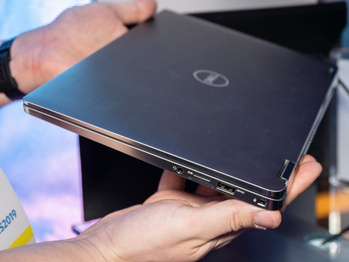 Das Gehäuse ist trotz des 14 Zoll großen Bildschirms sehr kompakt. (Bild: Martin Wolf/Golem.de)