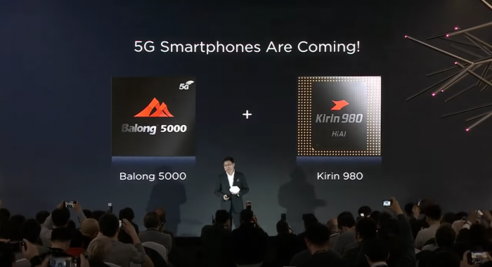 CEO Richard Yu erläutert das Balong 5000. (Bild: Huawei)