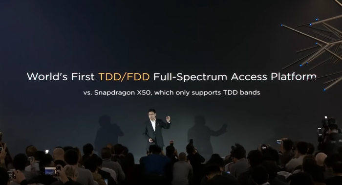 CEO Richard Yu erläutert das Balong 5000. (Bild: Huawei)