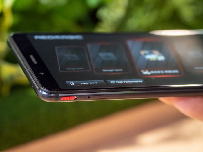 Das Gaming-Smartphone hat einen Spielemenü, das über einen separaten Schalter aufgerufen wird. (Bild: Martin Wolf/Golem.de)